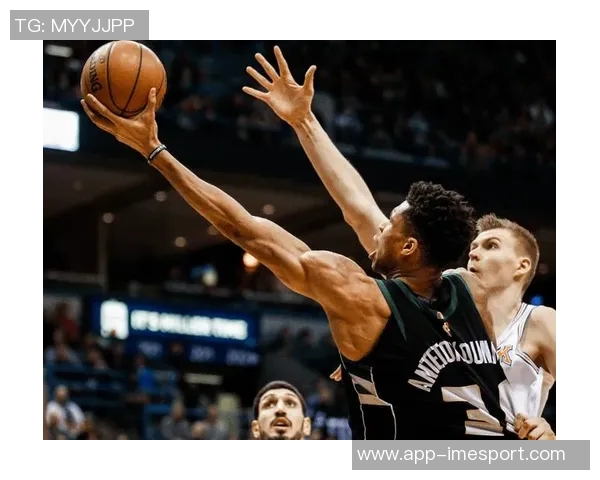 字母哥表现出色却难掩球队疲态14投9中贡献22分8篮板3助攻1盖帽