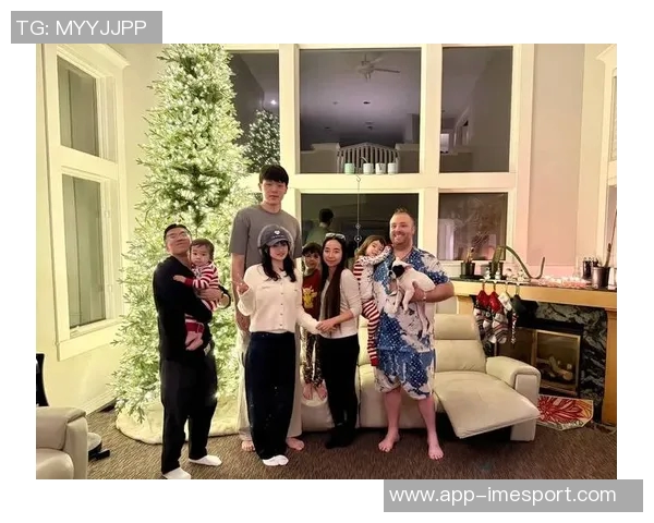 杨瀚森随队抵达多伦多加拿大网友街头偶遇成功合影留念 杨瀚森随队抵达多伦多加拿大网友街头偶遇成功合影留念