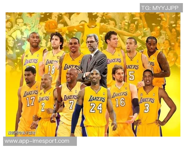 科比与詹姆斯的湖人岁月对比:从32岁到34岁的传奇之路 科比与詹姆斯的湖人岁月对比:从32岁到34岁的传奇之路
