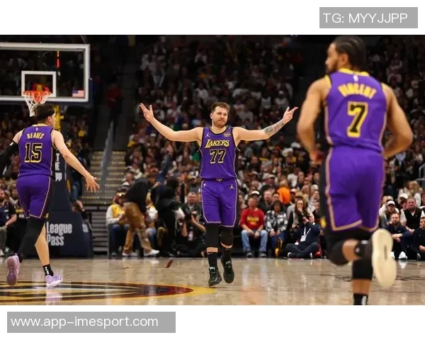 湖人半场落后76人7分东契奇贡献19分8篮板5助攻小里表现不佳仅得2分