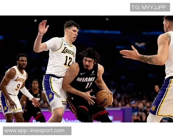 哈克斯替补登场26分钟高效表现14投9中斩获21分3篮板2助攻