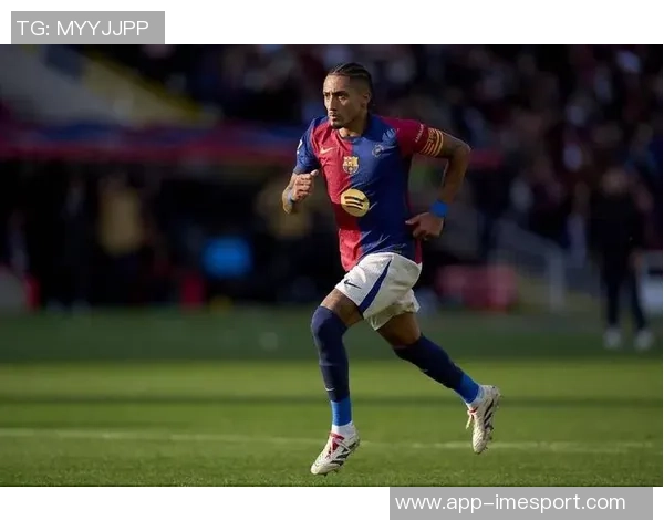 拉菲尼亚赛后感动跪地与弗里克深情相拥庆祝夺冠荣耀