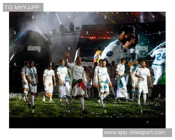 弗洛伦蒂诺与贡萨洛合影庆祝帽子戏法展现球队团结精神