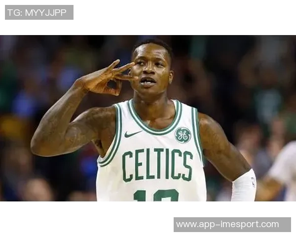 美媒发布AI合成图罗齐尔庭审前手铐黄蜂连帽衫造型引关注